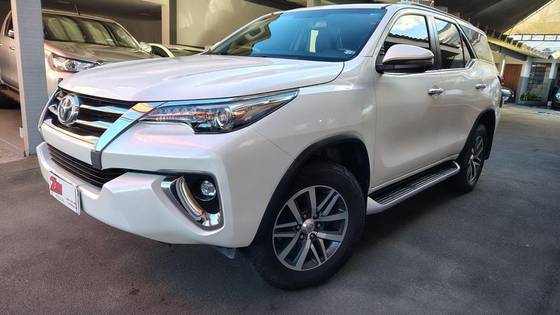 TOYOTA HILUX SW4 2.8 SRX 4X4 7 LUGARES 16V TURBO INTERCOOLER DIESEL 4P AUTOMÁTICO